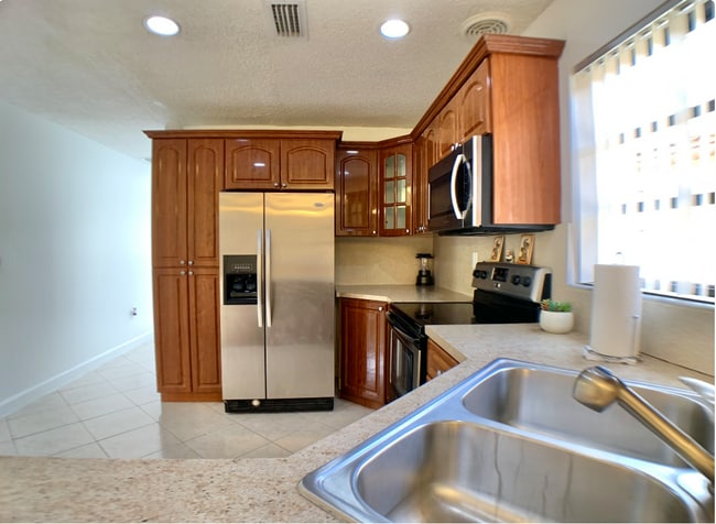 6411 W 22nd Ct in Hialeah, FL - Building Photo - Building Photo