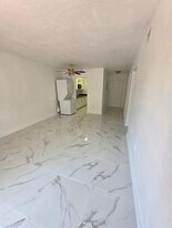 2441 NW 13th St in Miami, FL - Building Photo