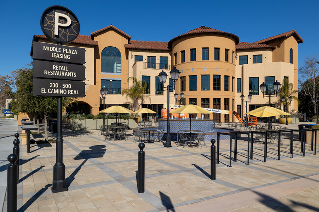 Middle Plaza Apartments in Menlo Park, CA - Building Photo - Primary Photo