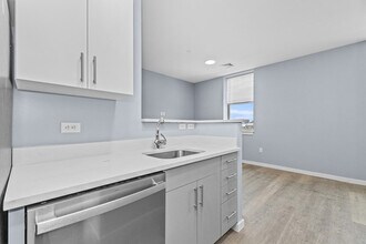 30 Beacham St, Unit 302 in Everett, MA - Building Photo - Building Photo