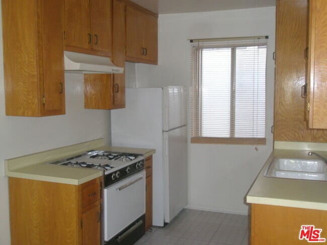 1166 Amherst Ave in Los Angeles, CA - Building Photo - Building Photo