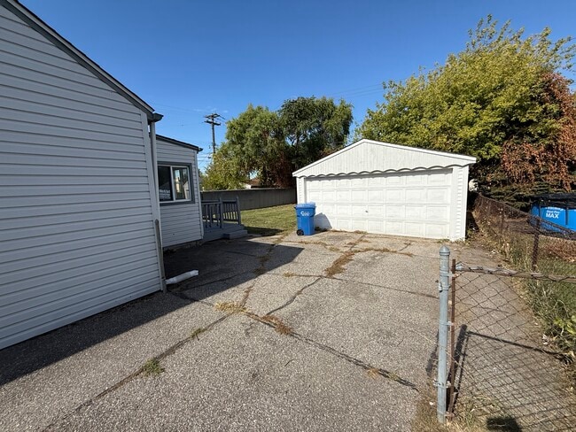 8035 Chapp Ave in Warren, MI - Building Photo - Building Photo