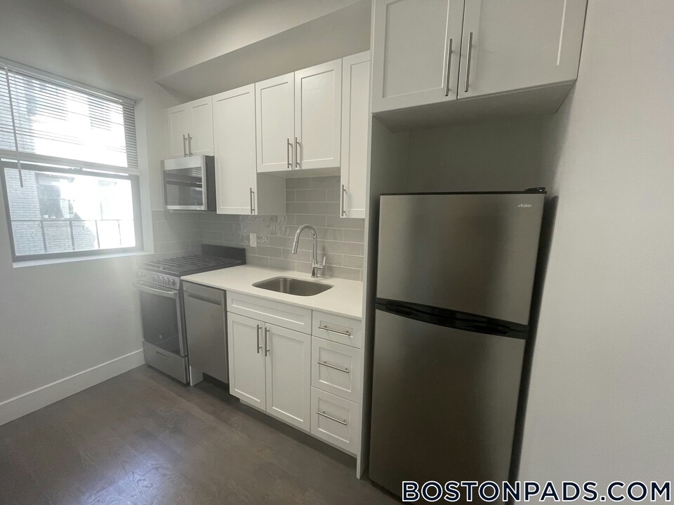 81 Park Dr in Boston, MA - Building Photo