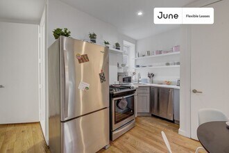 Functional ROOM at The Woodbine House, Unit 2 in Queens, NY - Foto de edificio - Building Photo