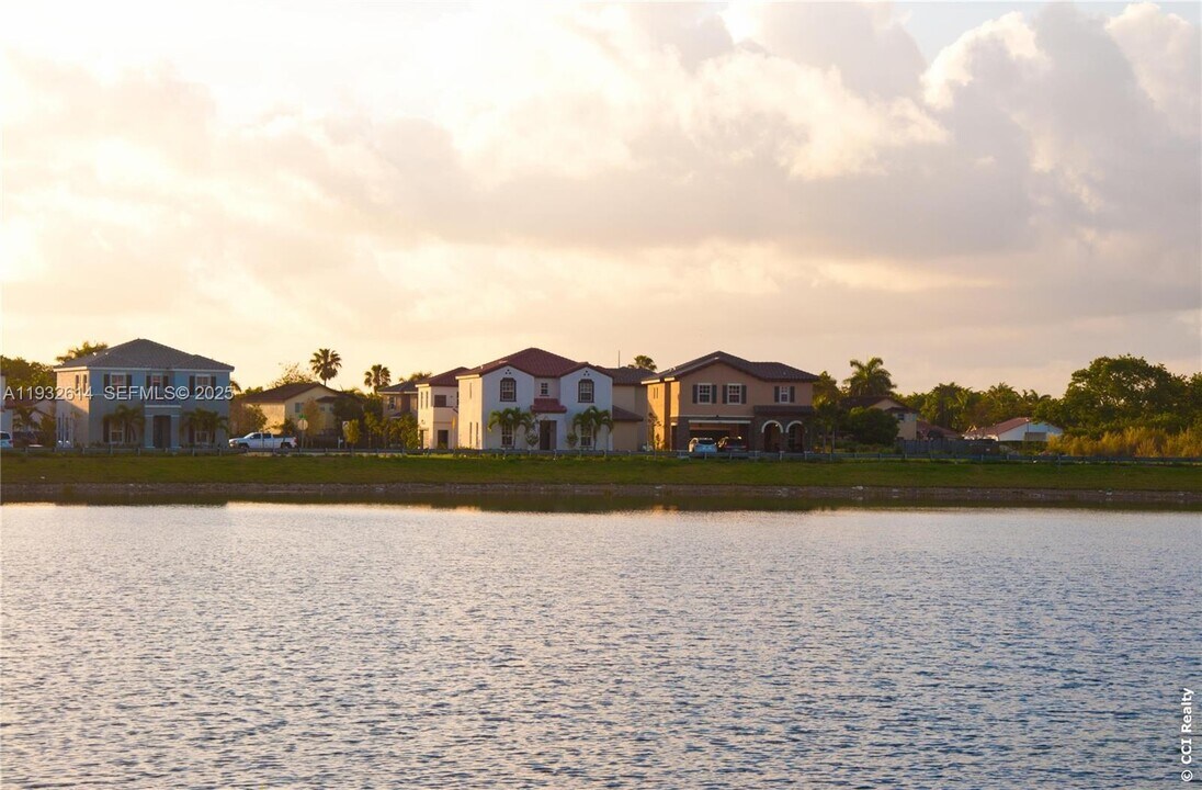 9464 SW 171st Pl in Miami, FL - Building Photo