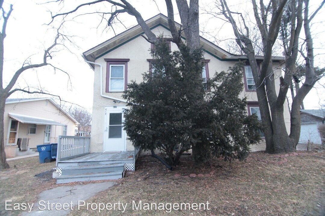 618 E Locust St in Davenport, IA - Foto de edificio