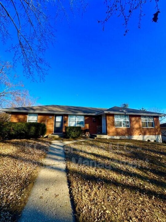 208 SW 6 St in Blue Springs, MO - Building Photo