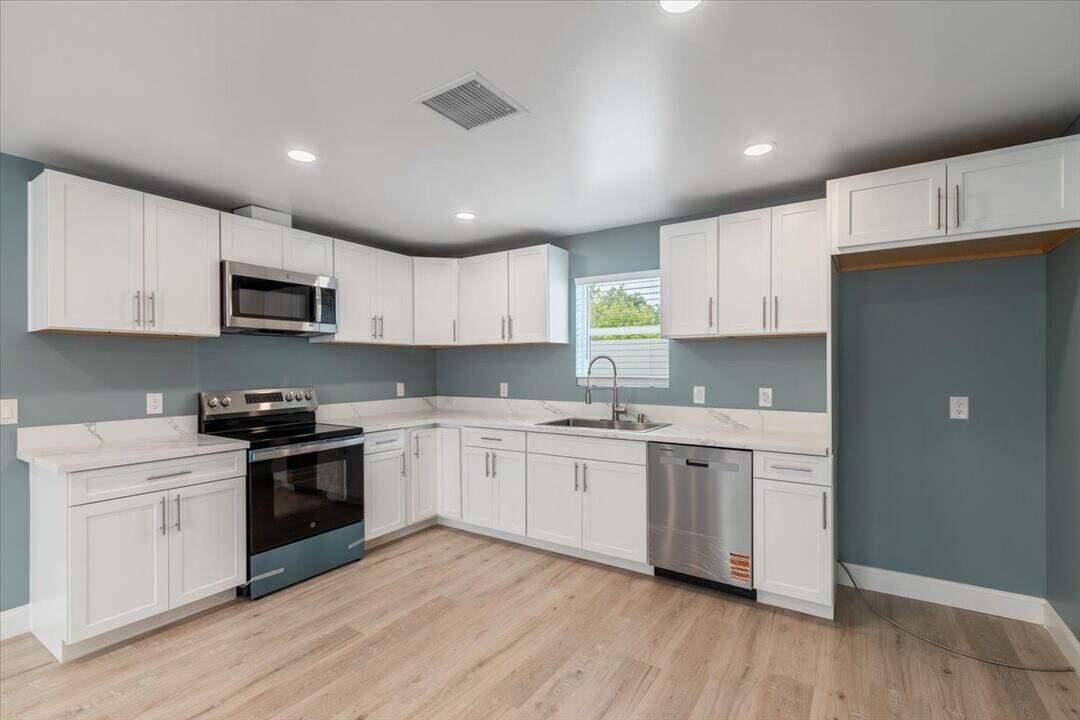 13029 Herrick Ave in Los Angeles, CA - Building Photo