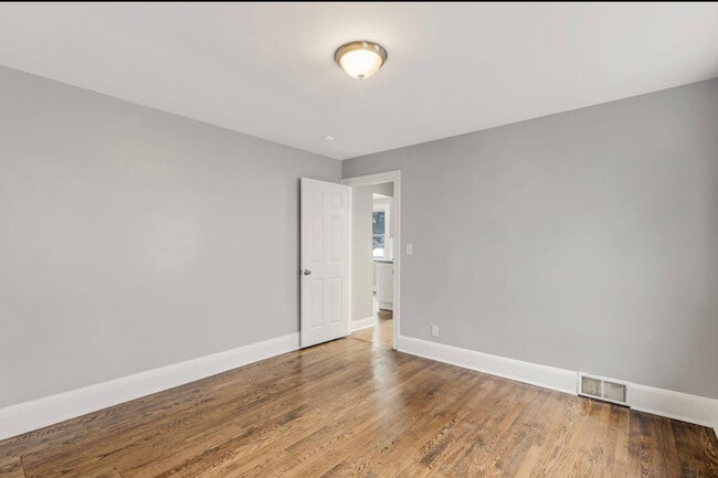 121 Oakland Pl, Unit #1 in Stratford, CT - Building Photo - Building Photo