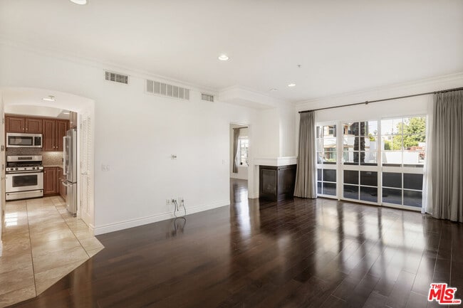 property at 851 N San Vicente Blvd