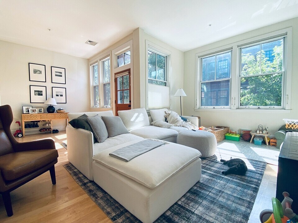 57 Regent St in Cambridge, MA - Building Photo