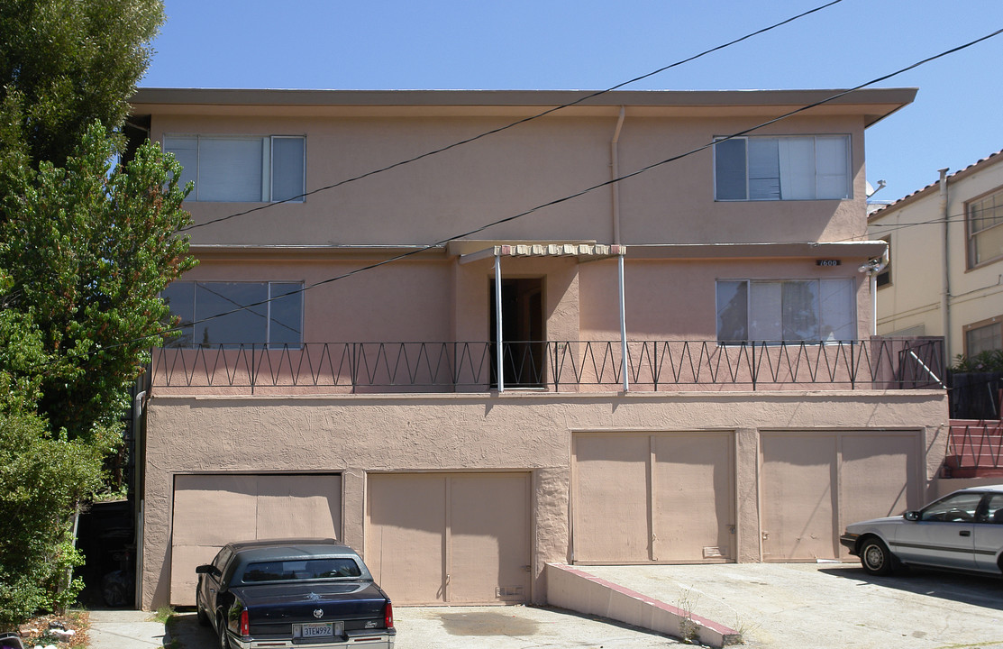 1600 E 31st St in Oakland, CA - Foto de edificio