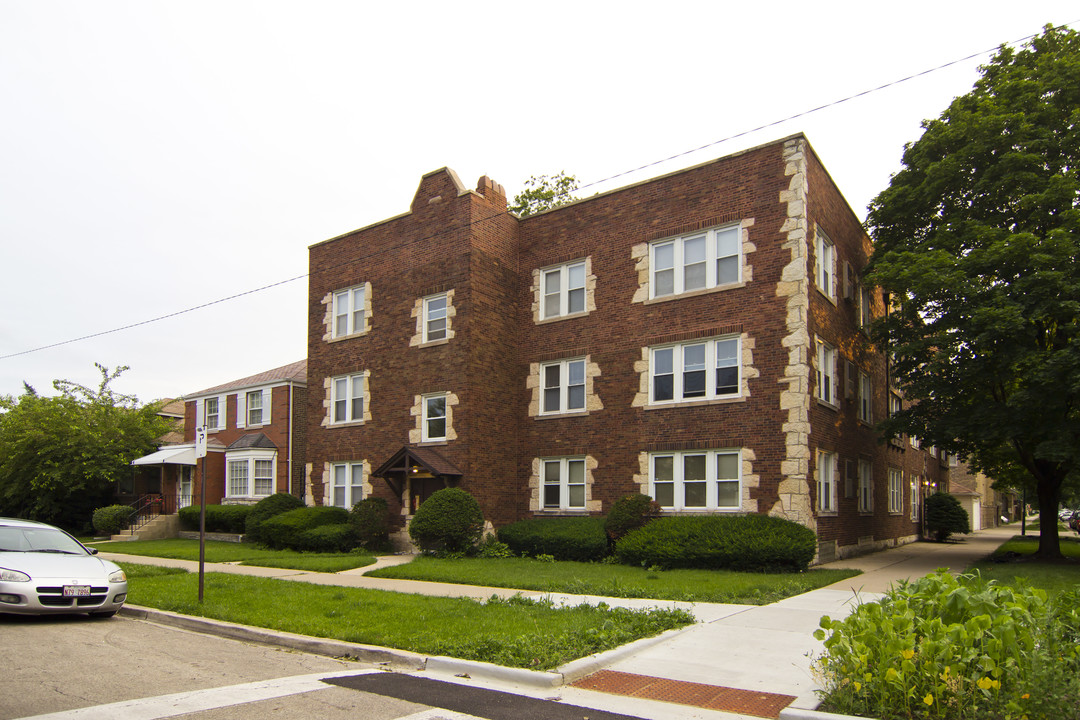 5907-5909 W Barry Ave in Chicago, IL - Building Photo