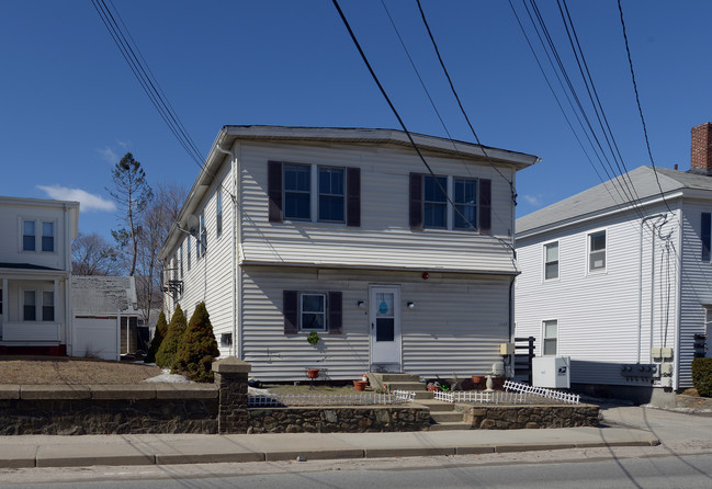 1089 Main St in West Warwick, RI - Building Photo - Building Photo