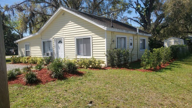 306 Old Mission Rd in New Smyrna Beach, FL - Foto de edificio - Building Photo