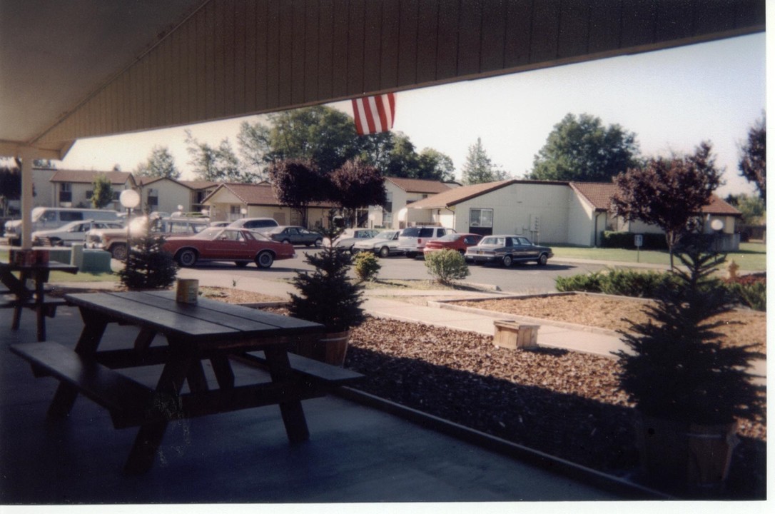 Holiday Gardens - Grants Pass in Grants Pass, OR - Building Photo