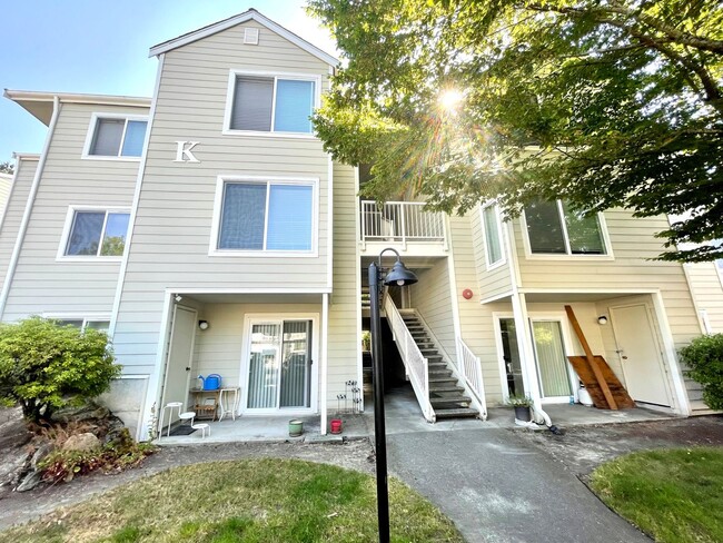 property at 975 Aberdeen Ave NE