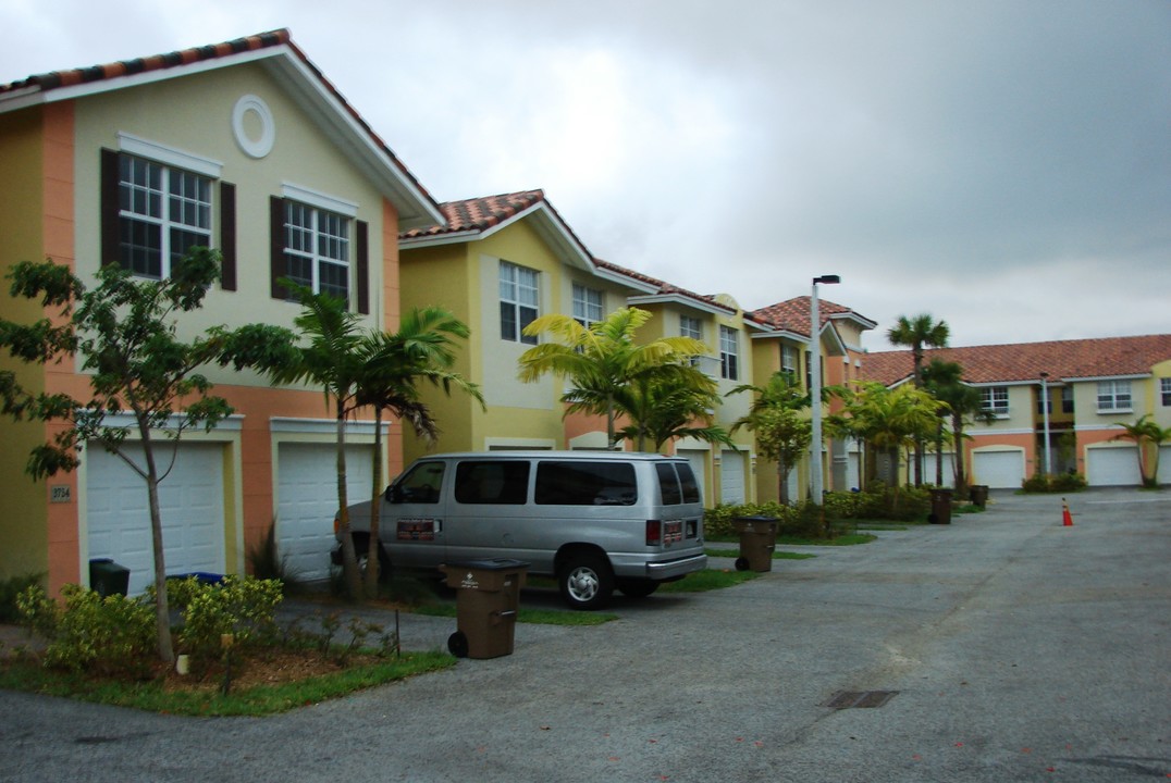 Colonial Palms in Deerfield Beach, FL - Building Photo