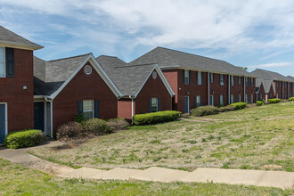 Barrington Woods Townhomes in Southaven, MS - Building Photo - Building Photo