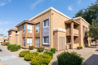 San Marina Apartments in Phoenix, AZ - Foto de edificio - Building Photo