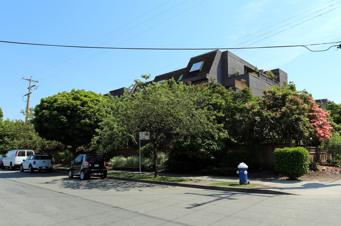 Mapleview Place in Vancouver, BC - Building Photo