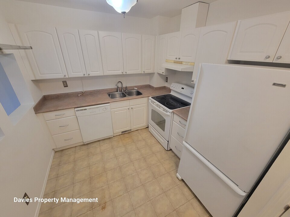 403 Willow Ct NW in Edmonton, AB - Building Photo