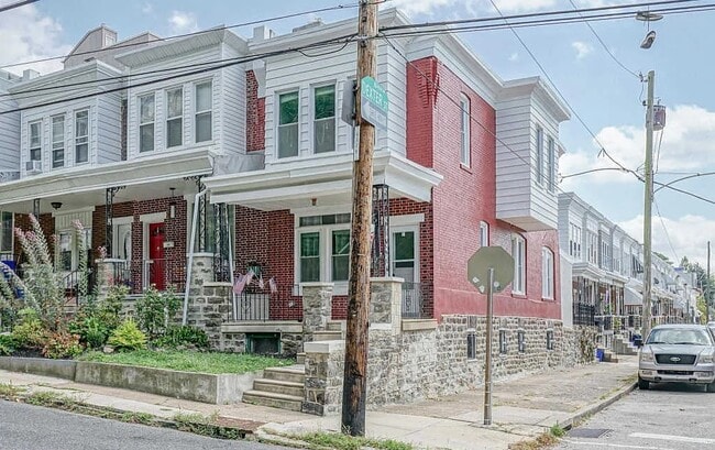 217 Shurs Ln in Philadelphia, PA - Foto de edificio - Building Photo