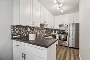 Park Regency Club in Downey, CA - Building Photo