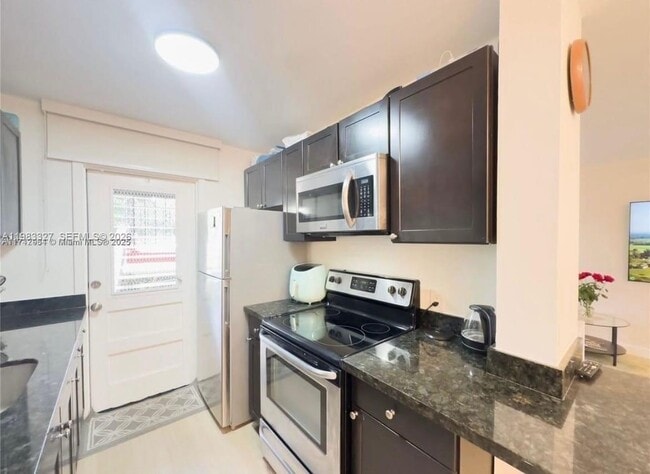 1120 NE 10th St in Hallandale Beach, FL - Building Photo - Building Photo