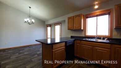 3 Bed 3 Bath Home with 2 Stall Attached Ga in Sioux Falls, SD - Foto de edificio - Building Photo