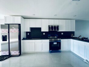 9630 SW Grand Canal Dr in Miami, FL - Building Photo - Building Photo