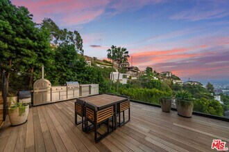 8800 Hollywood Blvd in Los Angeles, CA - Foto de edificio - Building Photo