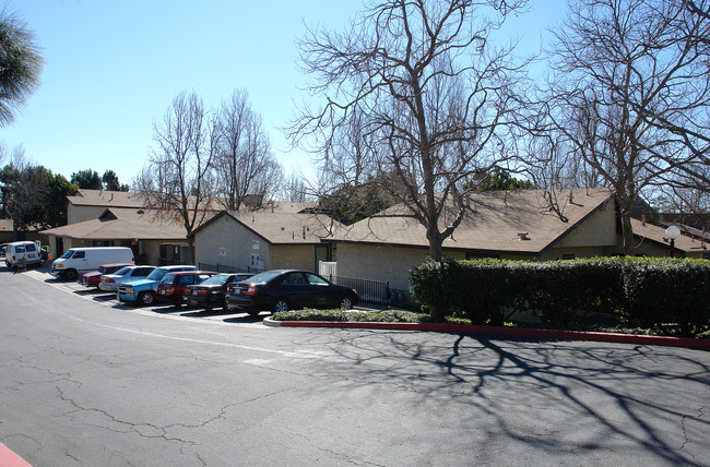 Gregory Gardens Apartments in Ventura, CA - Foto de edificio - Building Photo