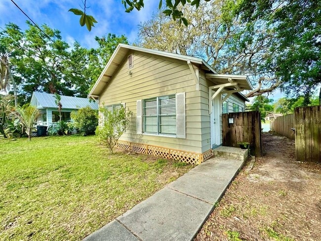 12708 Woodleigh Ave in Tampa, FL - Building Photo - Building Photo