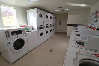 Desert Gardens in Adelanto, CA - Foto de edificio - Building Photo