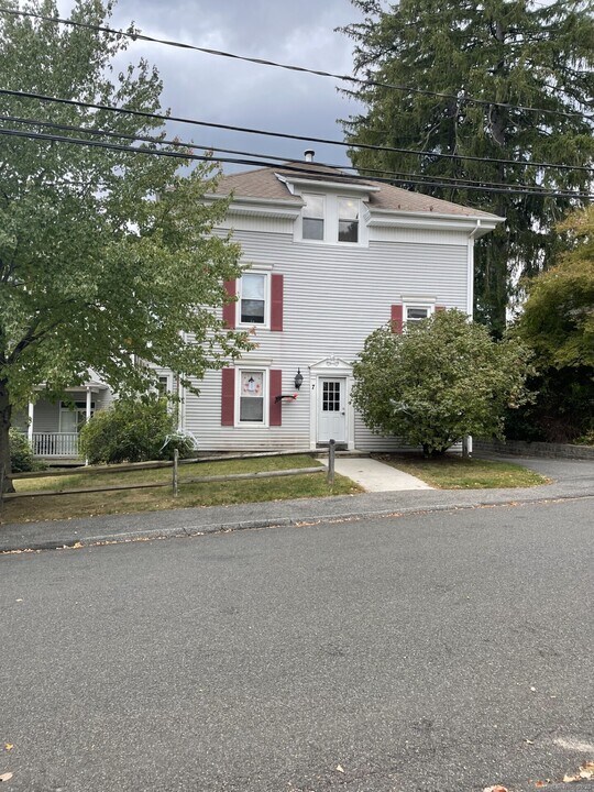 7 Terrace Pl in New Milford, CT - Building Photo