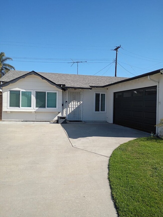 11381 Walcroft St in Lakewood, CA - Building Photo - Building Photo