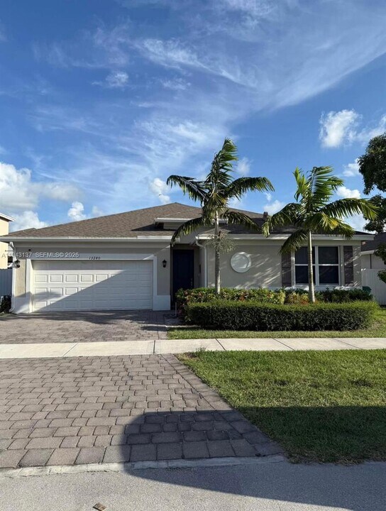 13280 SW 272nd St in Homestead, FL - Foto de edificio