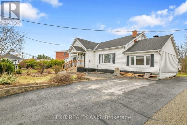 44 Main St in Westport, ON - Building Photo - Building Photo