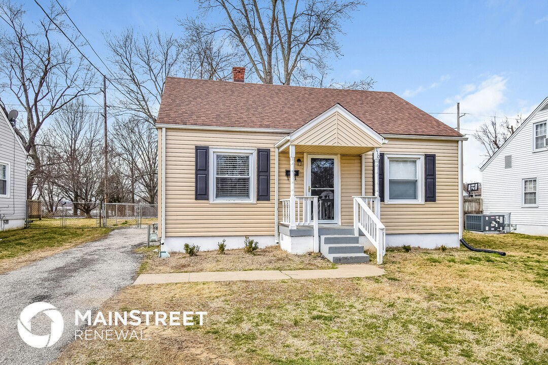 110 Mills Dr in Louisville, KY - Building Photo
