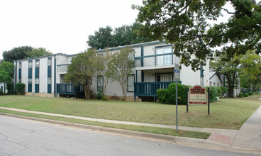 La Hacienda Apartments in Fort Worth, TX - Building Photo - Building Photo