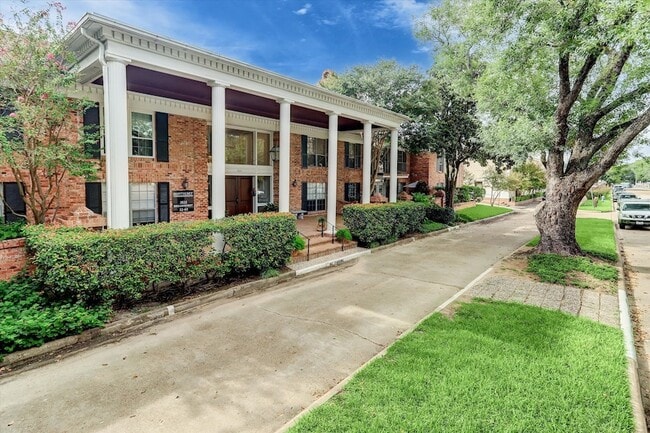 2824 Briarhurst Dr, Unit 30 in Houston, TX - Building Photo - Building Photo