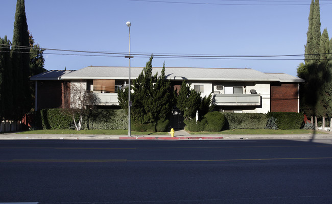 6167 Reseda Blvd in Reseda, CA - Foto de edificio - Building Photo