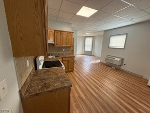 96 W Grand St, Unit 8 in Elizabeth, NJ - Building Photo - Building Photo