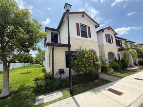 10623 West 33rd Ct in Hialeah, FL - Foto de edificio - Building Photo