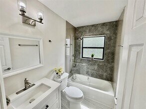 1783 Lauderdale Manor Dr in Fort Lauderdale, FL - Building Photo - Building Photo