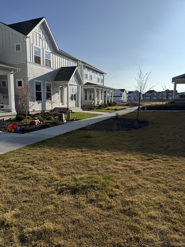 6863 W Meadow Grass Dr in South Jordan, UT - Building Photo - Building Photo