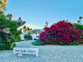 1003 E Twin Palms Dr in Palm Springs, CA - Foto de edificio - Building Photo