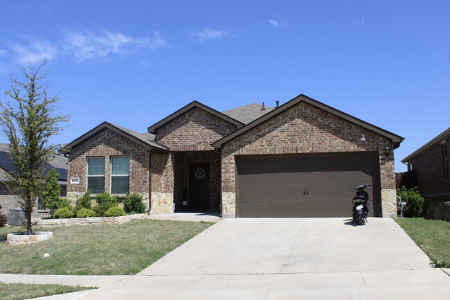 2630 Fieldcrest Ln. in Crandall, TX - Foto de edificio - Building Photo
