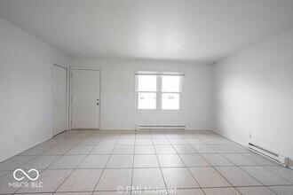 4881 300W in New Palestine, IN - Foto de edificio - Building Photo